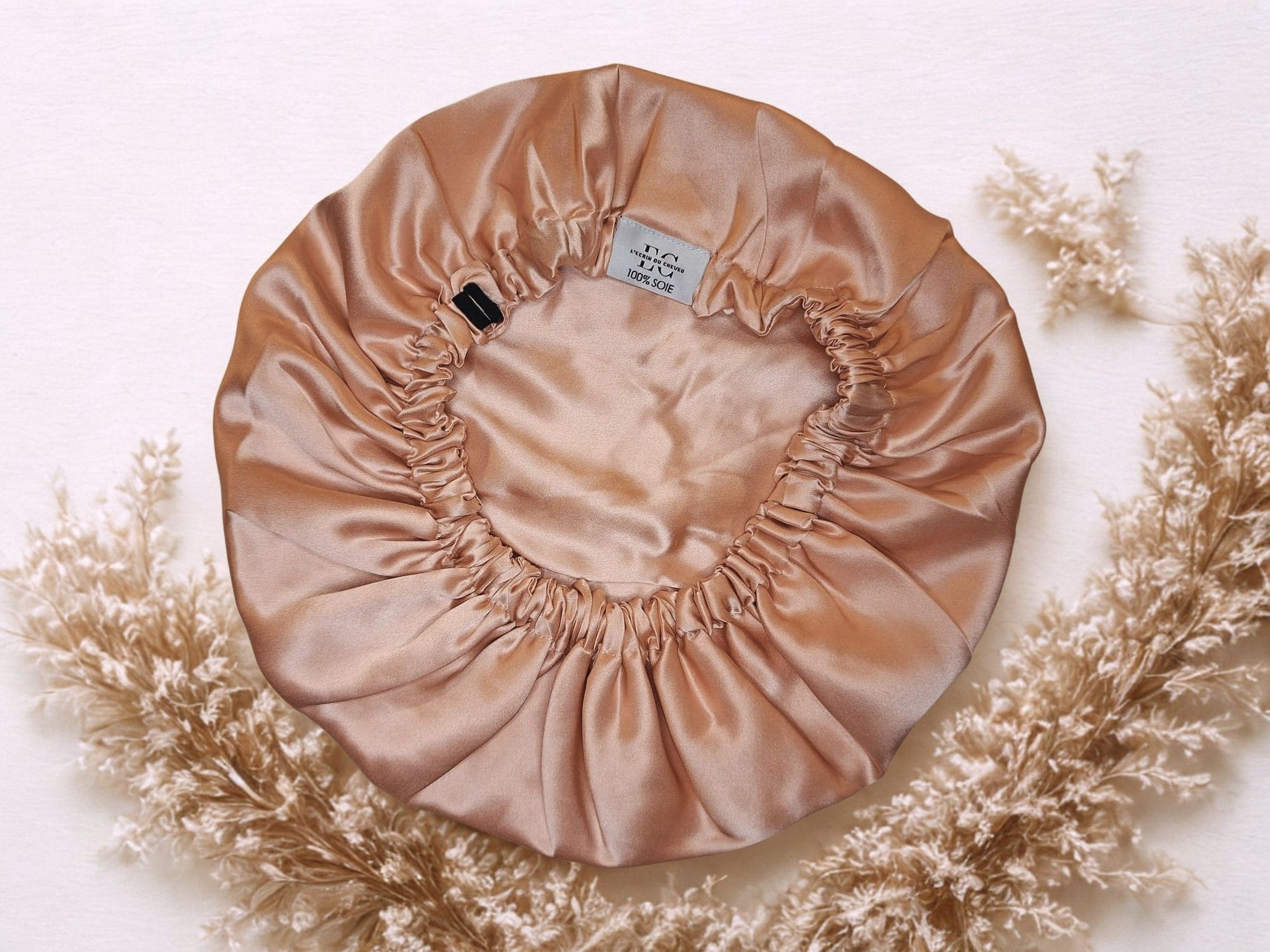 Bonnet en soie et sac de protection