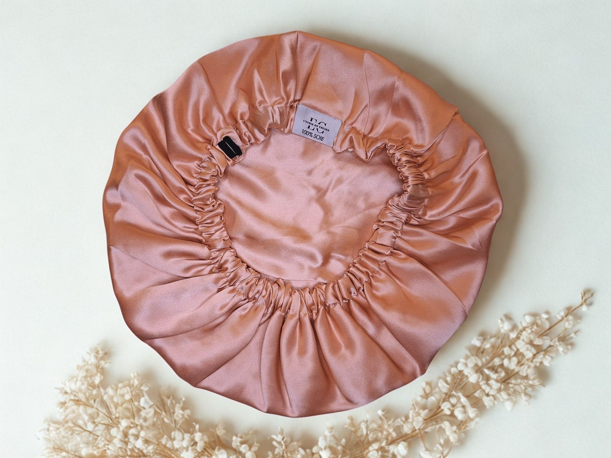 Bonnet en soie et sac de protection