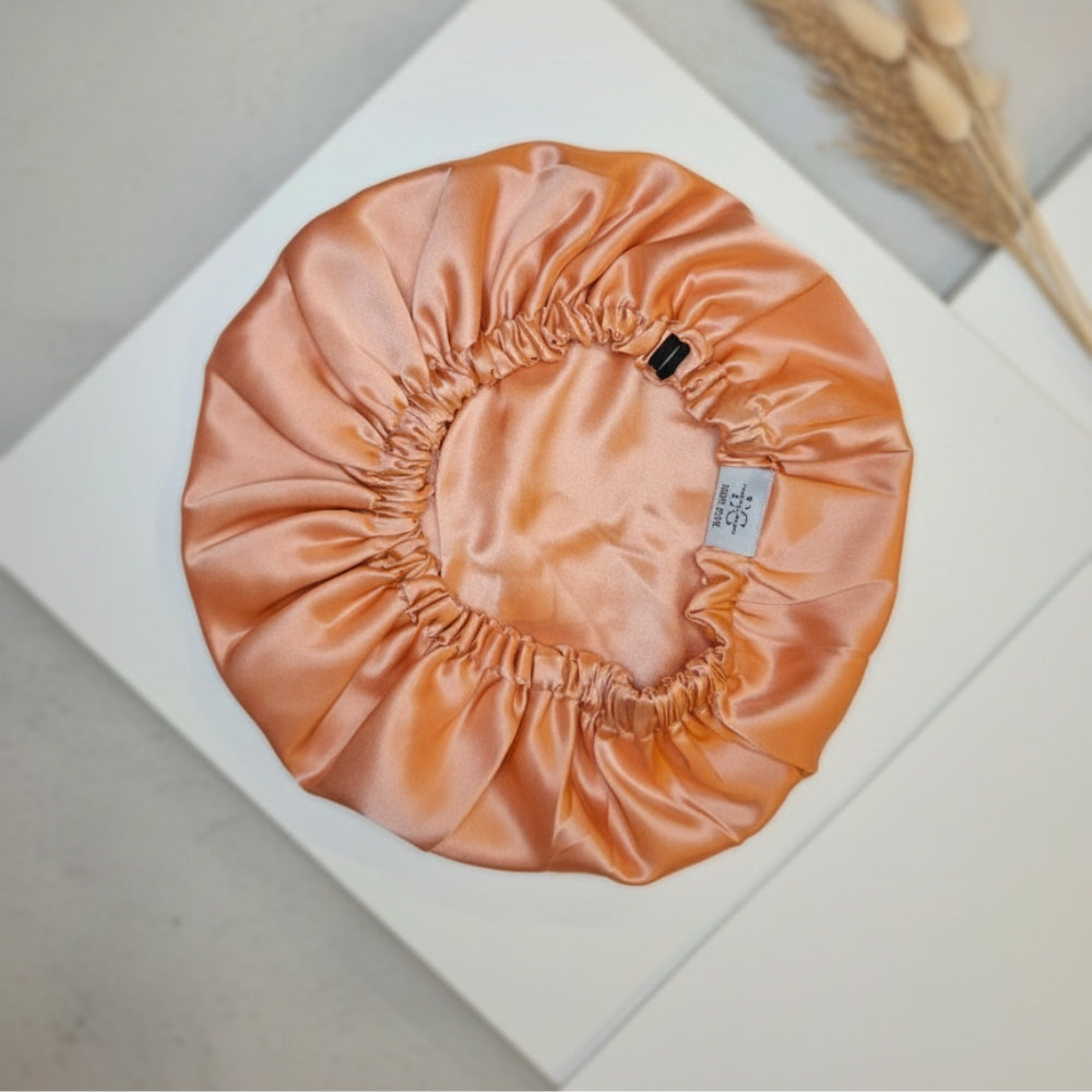 Bonnet en soie et son écrin